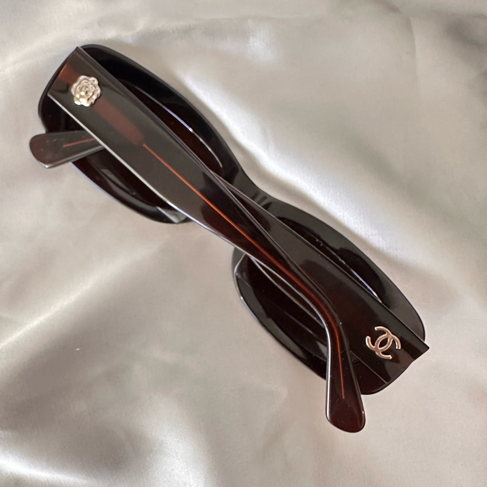 CHANEL Elegant Dark Brown Sunglasses - Picture 4 of 14